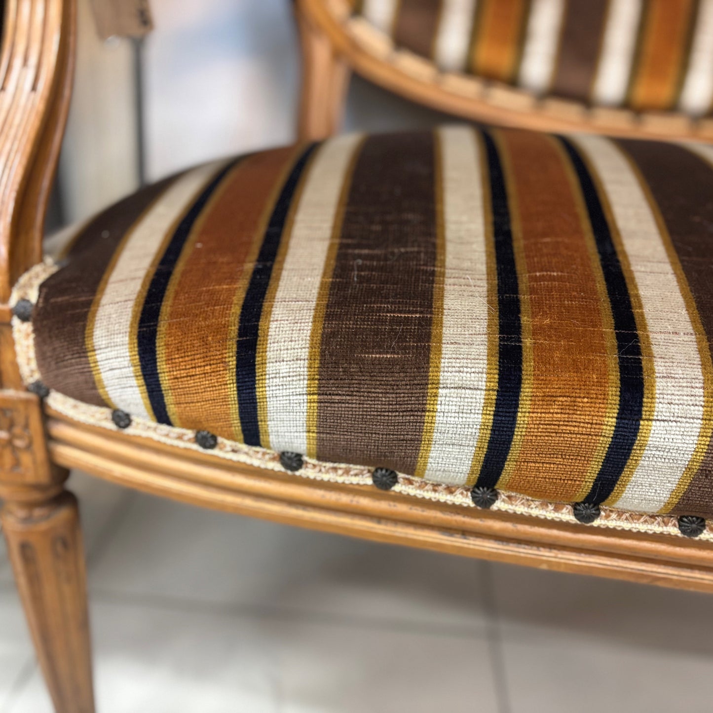 Изглед отгоре на тапицирано канапе (Upholstered Canapé Top View) - Класическа раирана материя - Top View