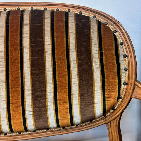 Детайл на дърворезба и канелирани елементи (Fluted Wood Detail & Carvings) - Луксозна занаятчийска изработка - Detail View