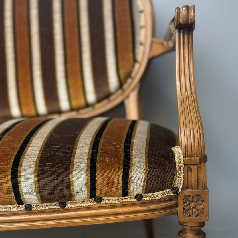 Профил на неокласическо канапе (Neoclassical Sofa Profile) - Масивно дърво и канелирани крака - Side View