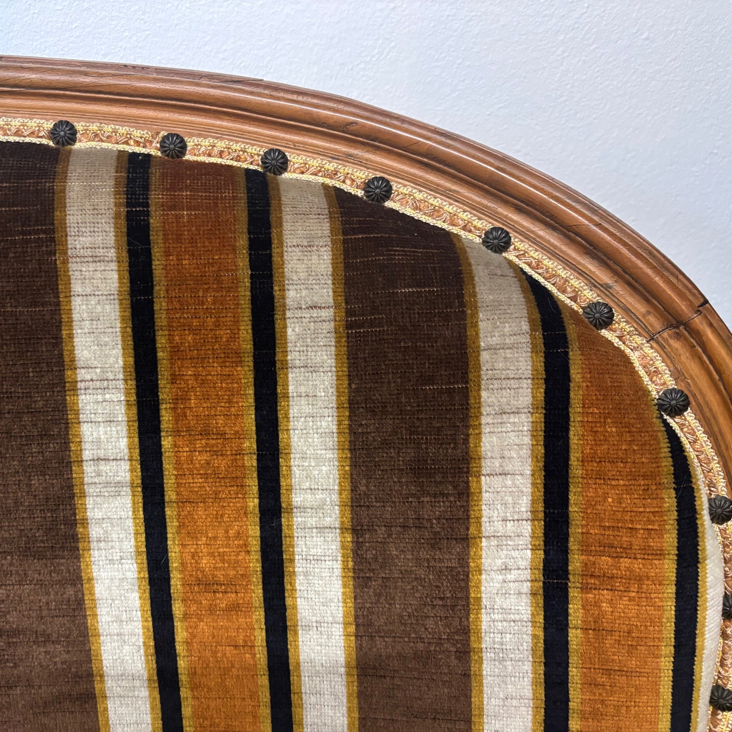 Детайл на дърворезба и канелирани елементи (Fluted Wood Detail & Carvings) - Луксозна занаятчийска изработка - Detail View