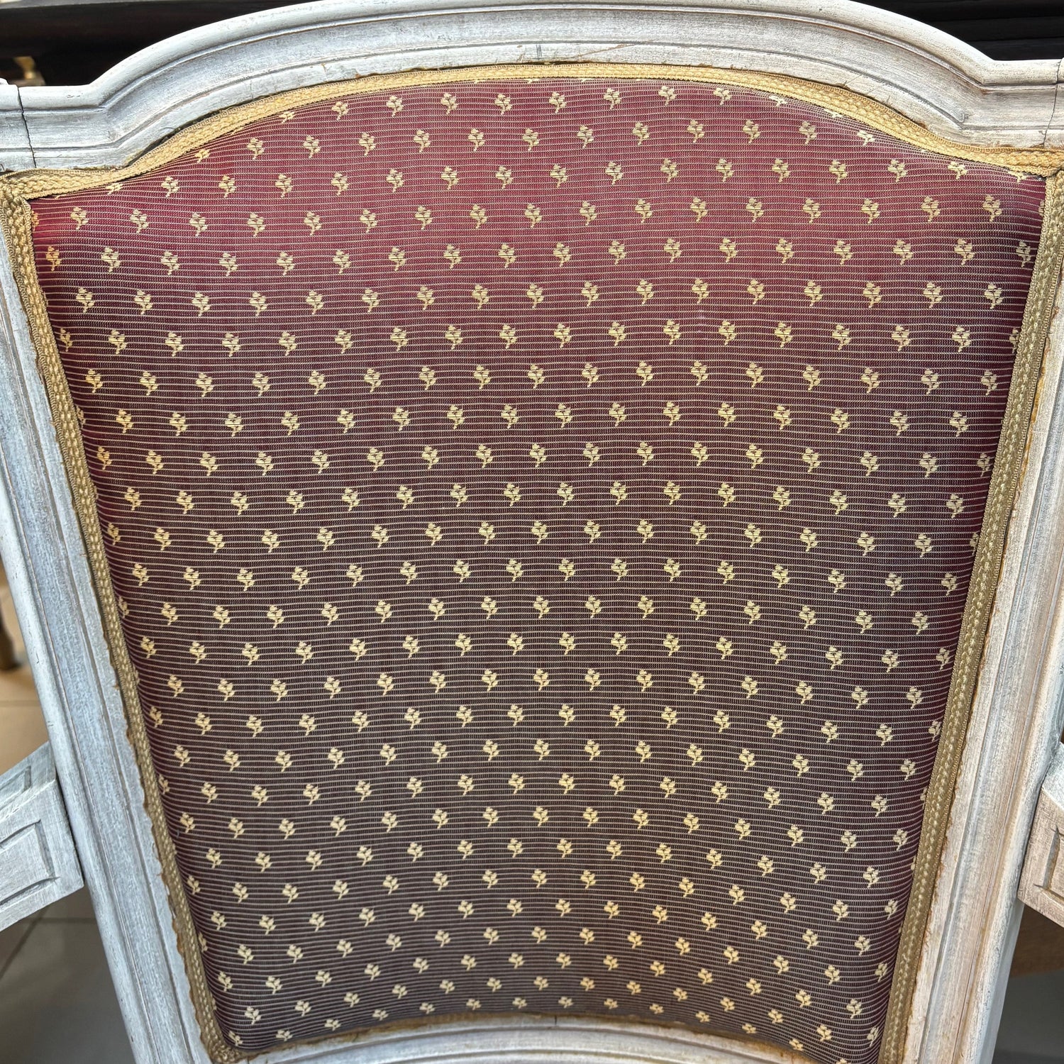 Червена дамаска със златни флорални мотиви (Red Fabric with Golden Leaf Motif) - Детайл на седалка - Close-up