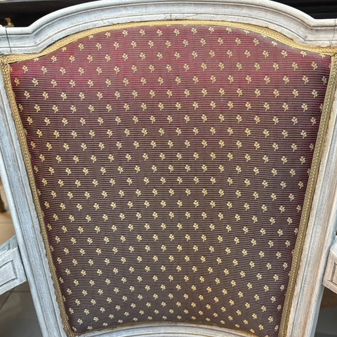 Червена дамаска със златни флорални мотиви (Red Fabric with Golden Leaf Motif) - Детайл на седалка - Close-up