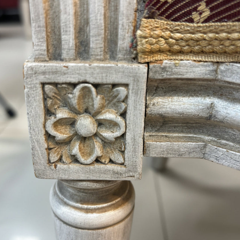 Канелирани крака с флорална дърворезба (Fluted Legs with Floral Carvings) - Стил Louis XVI - Detail View