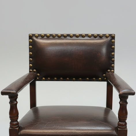 Детайл на облегалка с кожена тапицерия (Leather Backrest & Oak Frame Detail) - Месингови кабърчета - Mid-Shot