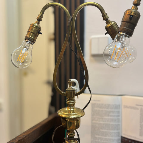 Настолна лампа в класически офис интериор (Classic Office Desk Lamp) - Масивен месинг - Showroom Setting