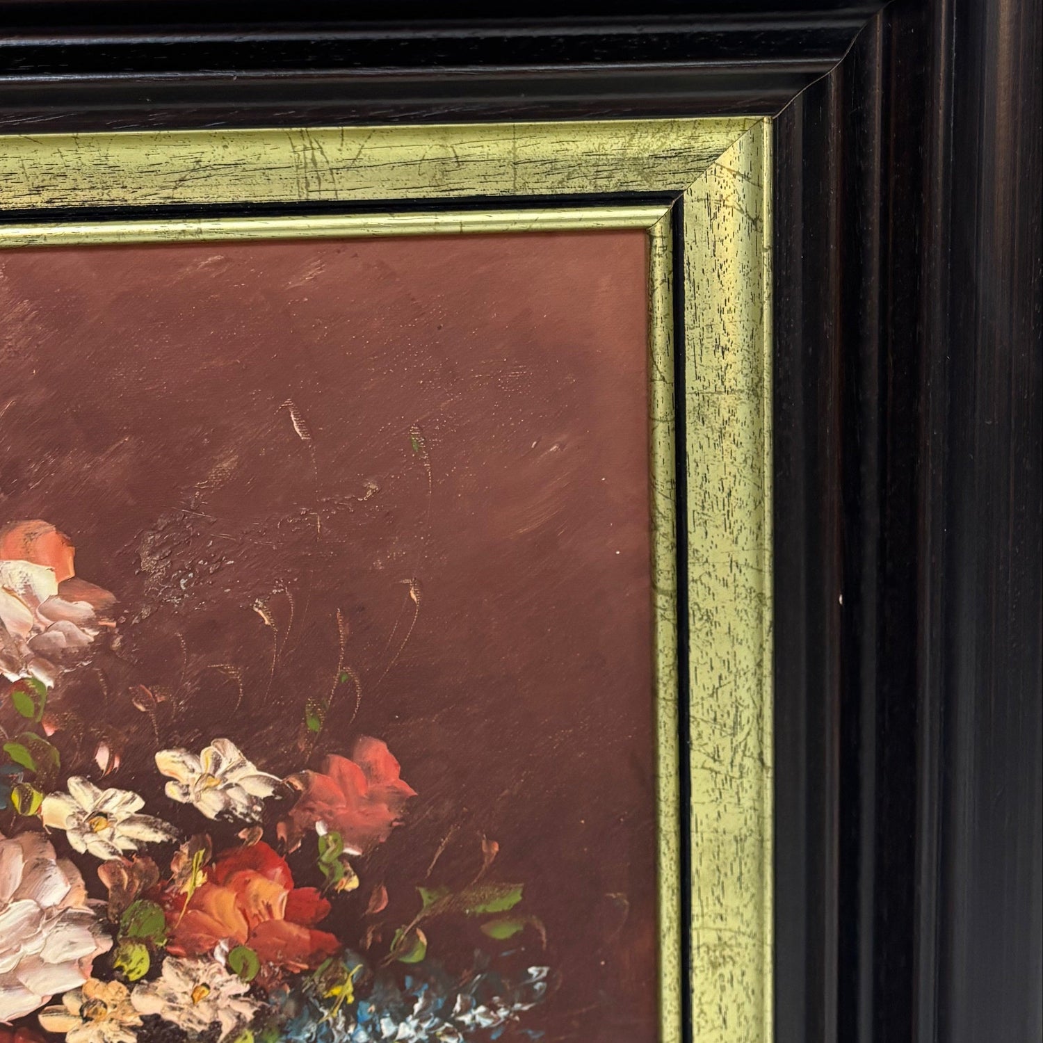 Детайл на масивна дървена рамка със златист кант (Solid Wood Frame with Gold Accent Detail) - Класически финиш