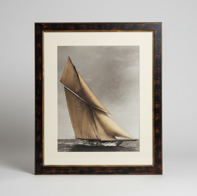 ГОЛЯМ МОРСКИ АРТ ПРИНТ: КЛАСИЧЕСКА ВЕТРОХОДНА ЯХТА (J-CLASS)