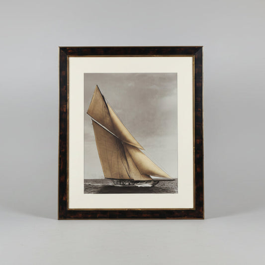 ГОЛЯМ МОРСКИ АРТ ПРИНТ: КЛАСИЧЕСКА ВЕТРОХОДНА ЯХТА (J-CLASS)