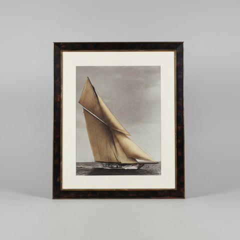 ГОЛЯМ МОРСКИ АРТ ПРИНТ: КЛАСИЧЕСКА ВЕТРОХОДНА ЯХТА (J-CLASS)