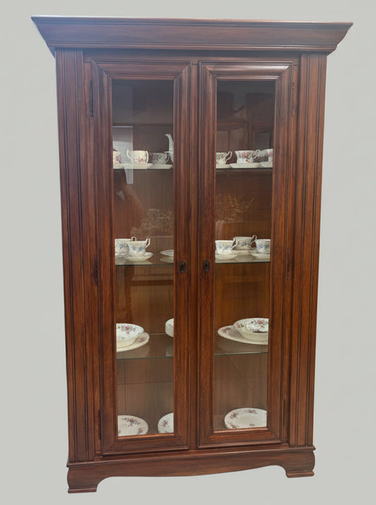 ЕЛЕГАНТНА ДЪРВЕНА ВИТРИНА (КЛАСИЧЕСКИ ЕВРОПЕЙСКИ СТИЛ)