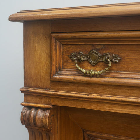 Детайлна дърворезба и декоративни конзоли (Hand-carved Neo-Renaissance Details) - Масивен дъб/орех - Close-up