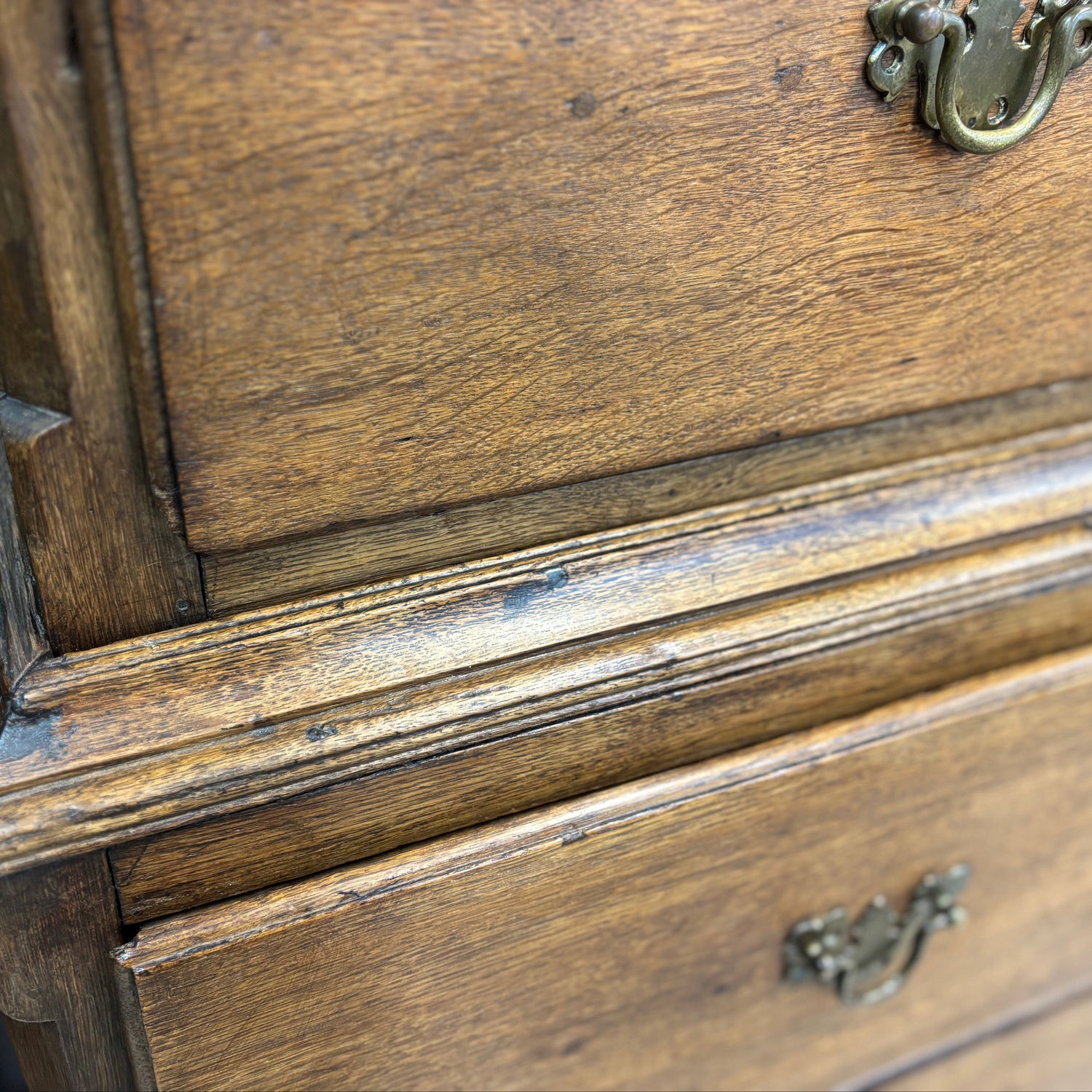 Antikvaren Dabov Skrin in brown Left Side Profile Detail