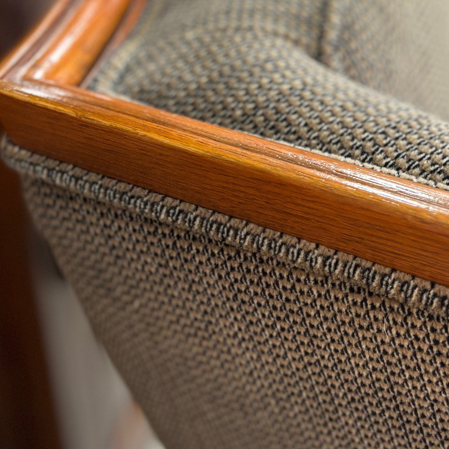 Конструкция от масивно дърво и дамаска (Solid Hardwood Frame & Grey-Brown Fabric) - High Quality Craftsmanship