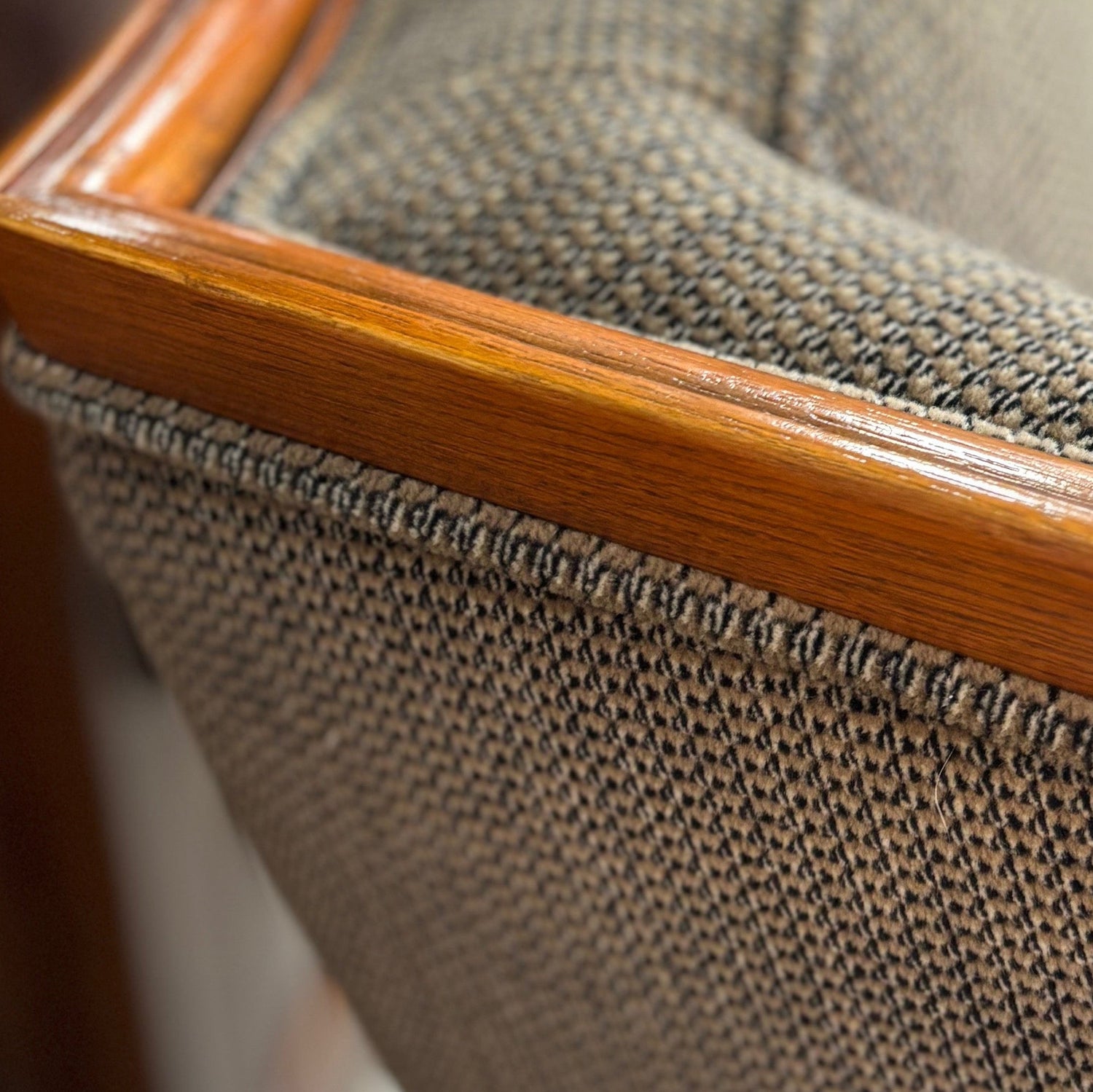 Конструкция от масивно дърво и дамаска (Solid Hardwood Frame & Grey-Brown Fabric) - High Quality Craftsmanship