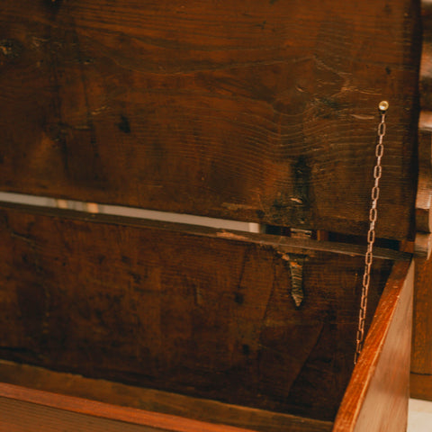 Вътрешно пространство на дървен сандък за съхранение (Interior of Wooden Storage Trunk) – Голям капацитет – Inside View