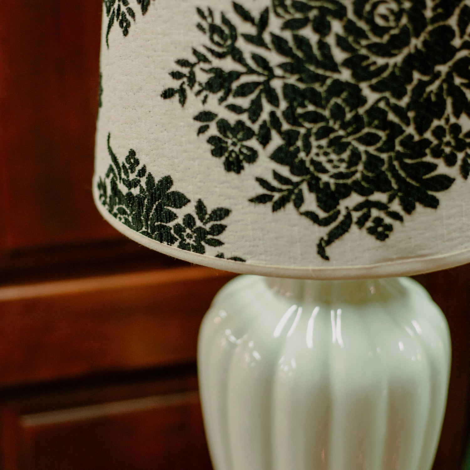 Ръб на лампа с месингов акцент в интериор (Lamp Base with Brass Detail in Home Setting) – Луксозно интериорно осветление – Lifestyle View