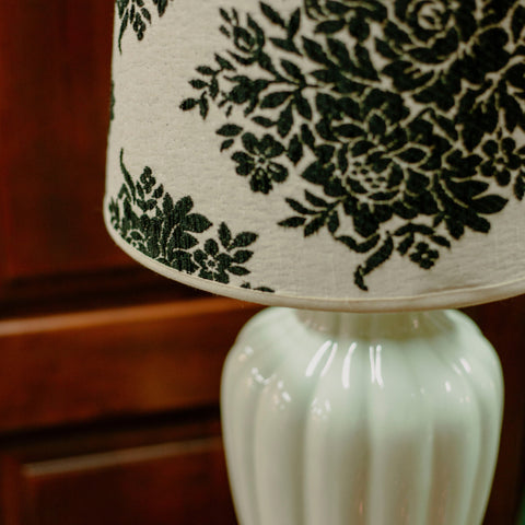 Ръб на лампа с месингов акцент в интериор (Lamp Base with Brass Detail in Home Setting) – Луксозно интериорно осветление – Lifestyle View