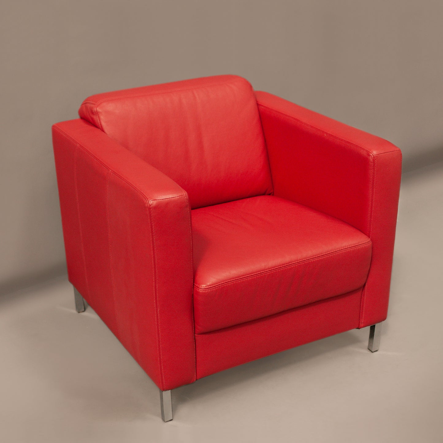 Голямо червено кожено кресло в ретро стил (Large Red Leather Retro Armchair) – Профил с метални крака – Side View