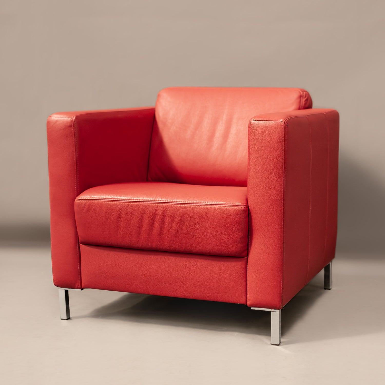 Луксозно червено кресло с метална основа (Luxurious Red Armchair with Metal Base) – Индустриален акцент за дома – Angle Shot