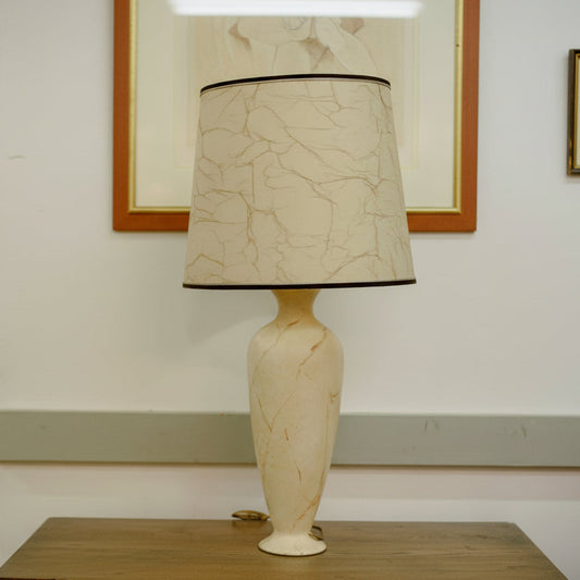 Луксозна бежова лампа в интериор на дневна (Luxury Beige Lamp in Living Room Setting) – Сдържан лукс и уют – Home View