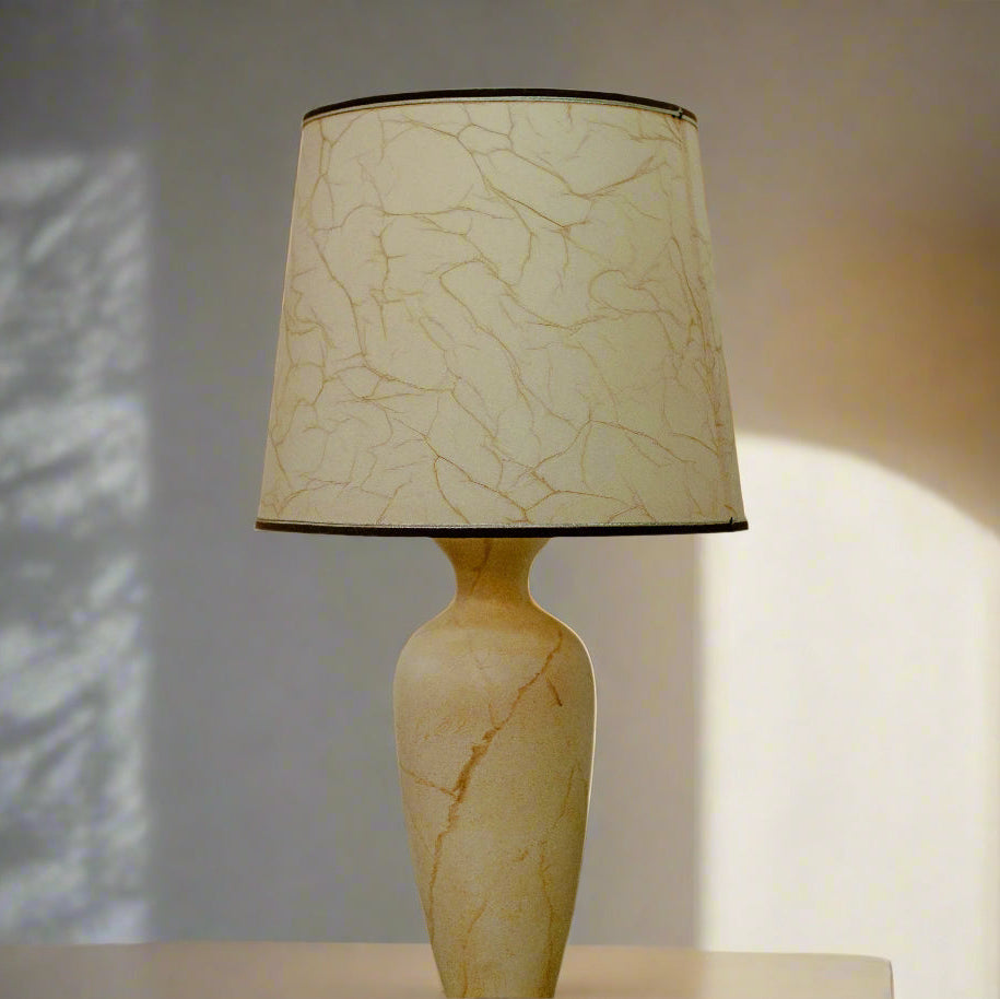 Настолна лампа с мраморен ефект и керамична основа (Marble Effect Ceramic Table Lamp) – Бежов нюанс – Studio Front View