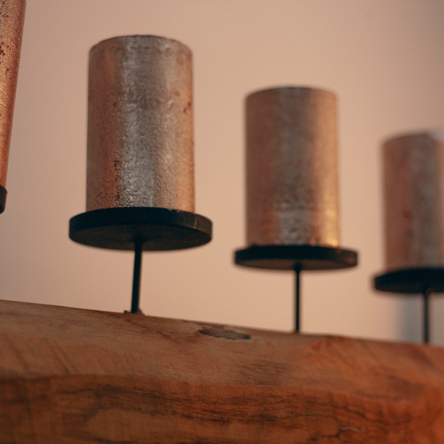 Метална подложка за свещи върху дървена основа (Metal Candle Plate Detail on Wood Base) – Сигурност и стил – Technical Close-up