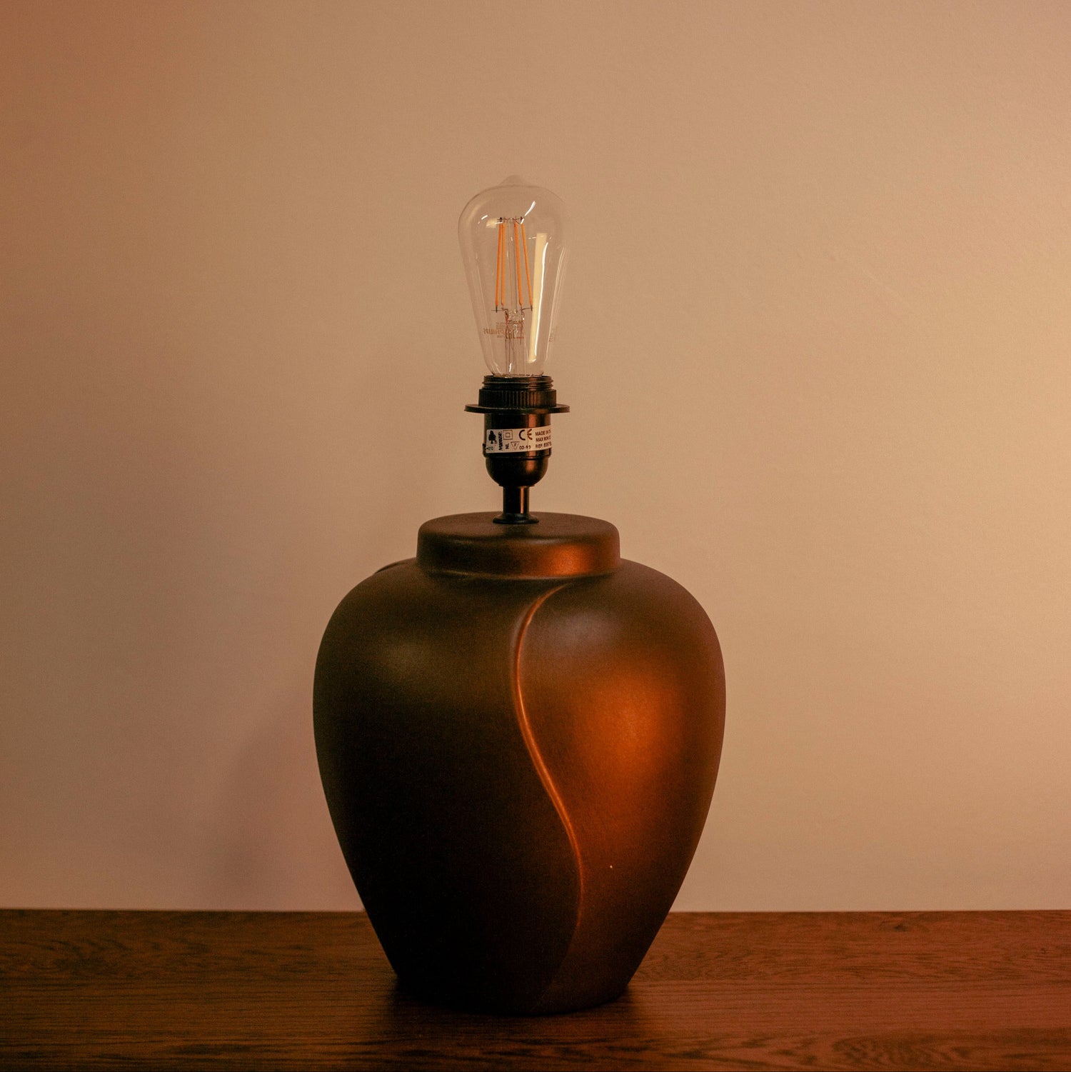 Модерна керамична настолна лампа в бронзов цвят (Modern Bronze Ceramic Table Lamp) – Наситен кафяв нюанс – Front View