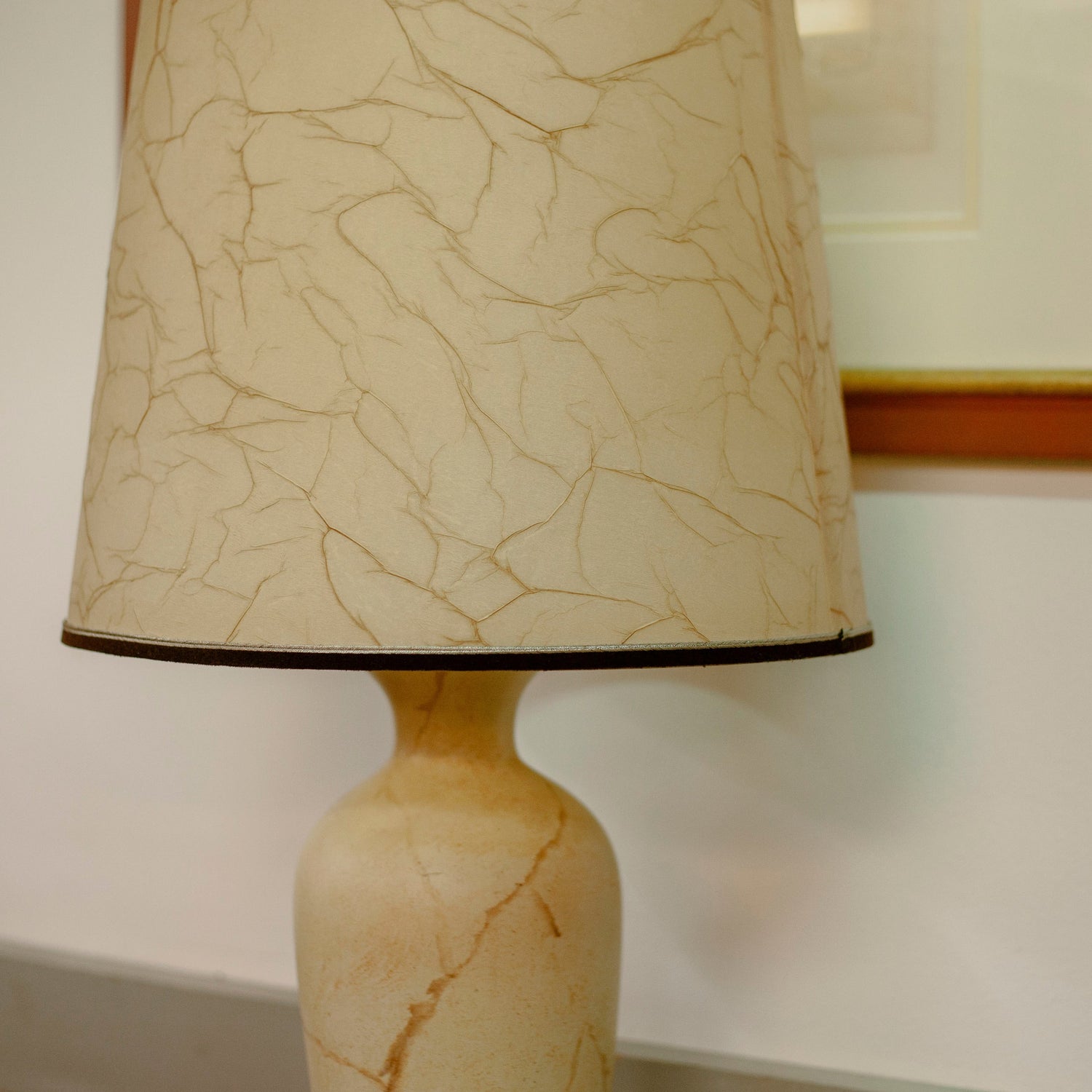 Профилен детайл на дизайнерска настолна лампа (Profile Detail of Designer Table Lamp) – Комбинация от керамика и текстил – Mid-section View