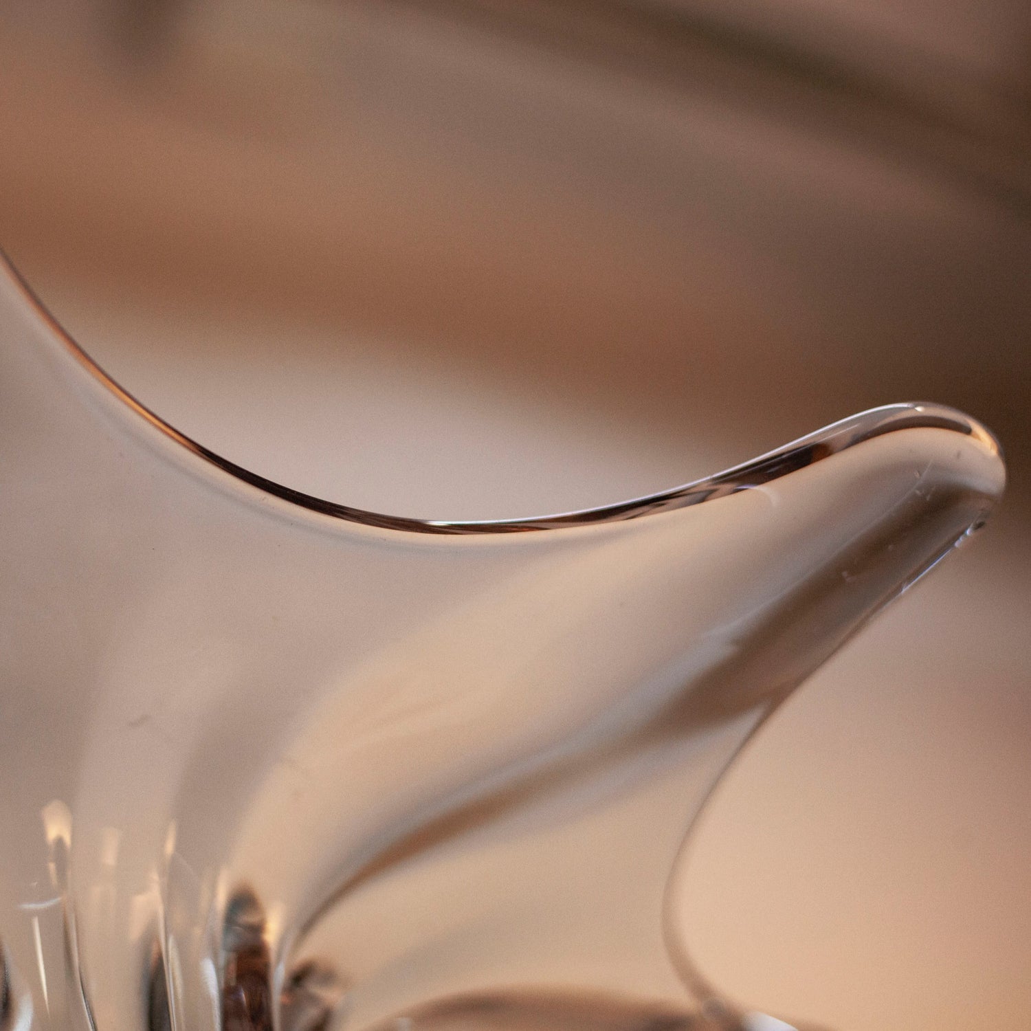 Страничен детайл на скулптурна стъклена купа (Side Detail of Sculptural Glass Bowl) – Пречупване на светлината и елегантност – Close-up
