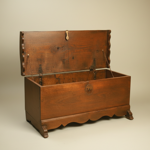 Страничен профил на отворен старинен скрин (Side Profile of Open Antique Chest) – Автентична патина и здравина – Side View