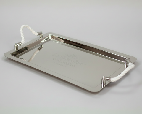 Сребрист поднос за напитки с крайбрежен дизайн (Silver Coastal Drinks Tray) – Модерен декор за маса – Flat Lay Shot