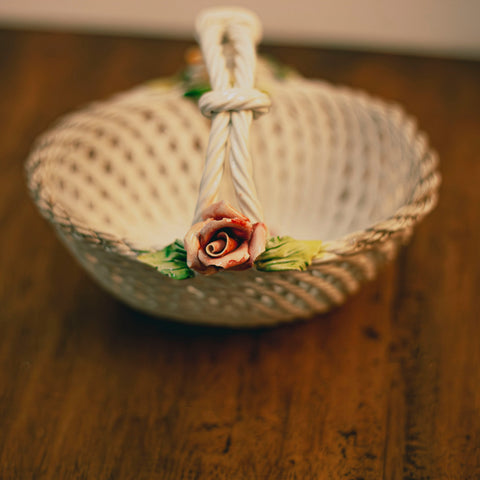 Изглед отгоре на декоративна кошница с порцеланови рози (Top View of Decorative Porcelain Basket with Roses) – Басано, Италия – Bird's Eye View