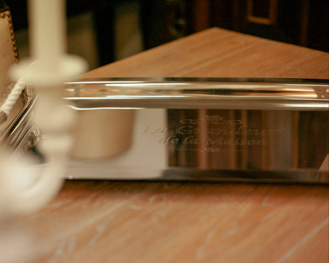 Поднос със здрави въжени дръжки върху масивна маса (Tray with Durable Rope Handles on Coffee Table) – Практичен и стилен – Tabletop View