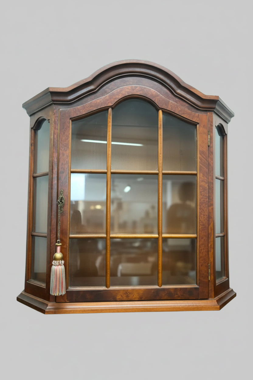 ИЗИСКАНА СТЕННА ВИТРИНА – СТИЛ БАРОК