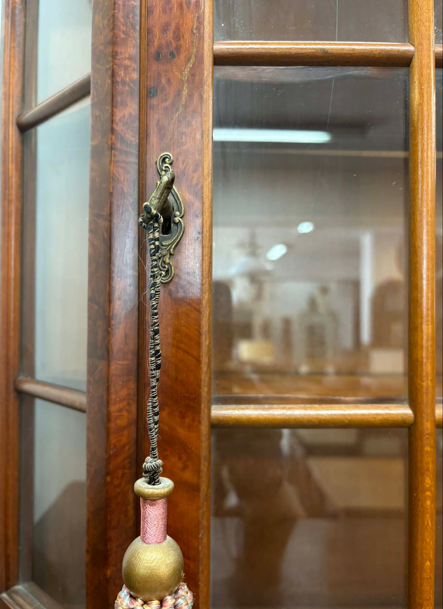 ИЗИСКАНА СТЕННА ВИТРИНА – СТИЛ БАРОК