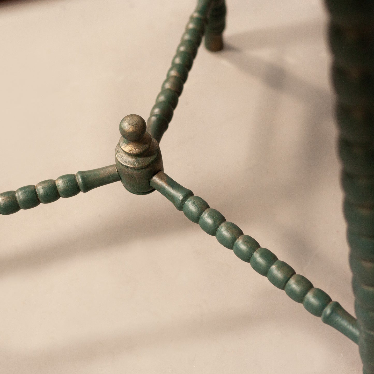 Детайл на занаятчийска дърворезба от XIX век (19th Century Woodworking Detail) – Основа на дъбова маса – Close-up Detail