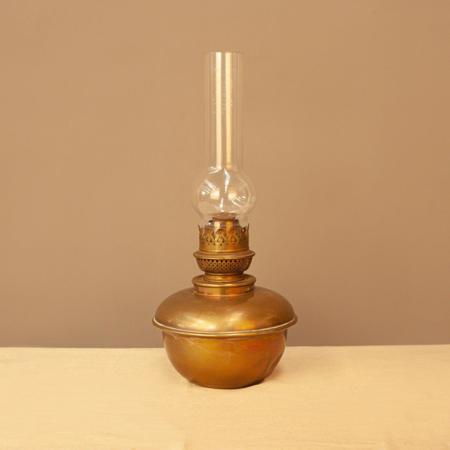 Антикварна медна газена лампа от Нидерландия (Antique Copper Oil Lamp from the Netherlands) – Класически холандски дизайн „Old Dutch Glow“ – Front View