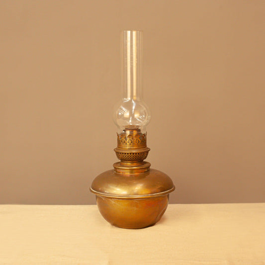 Антикварна медна газена лампа от Нидерландия (Antique Copper Oil Lamp from the Netherlands) – Класически холандски дизайн „Old Dutch Glow“ – Front View