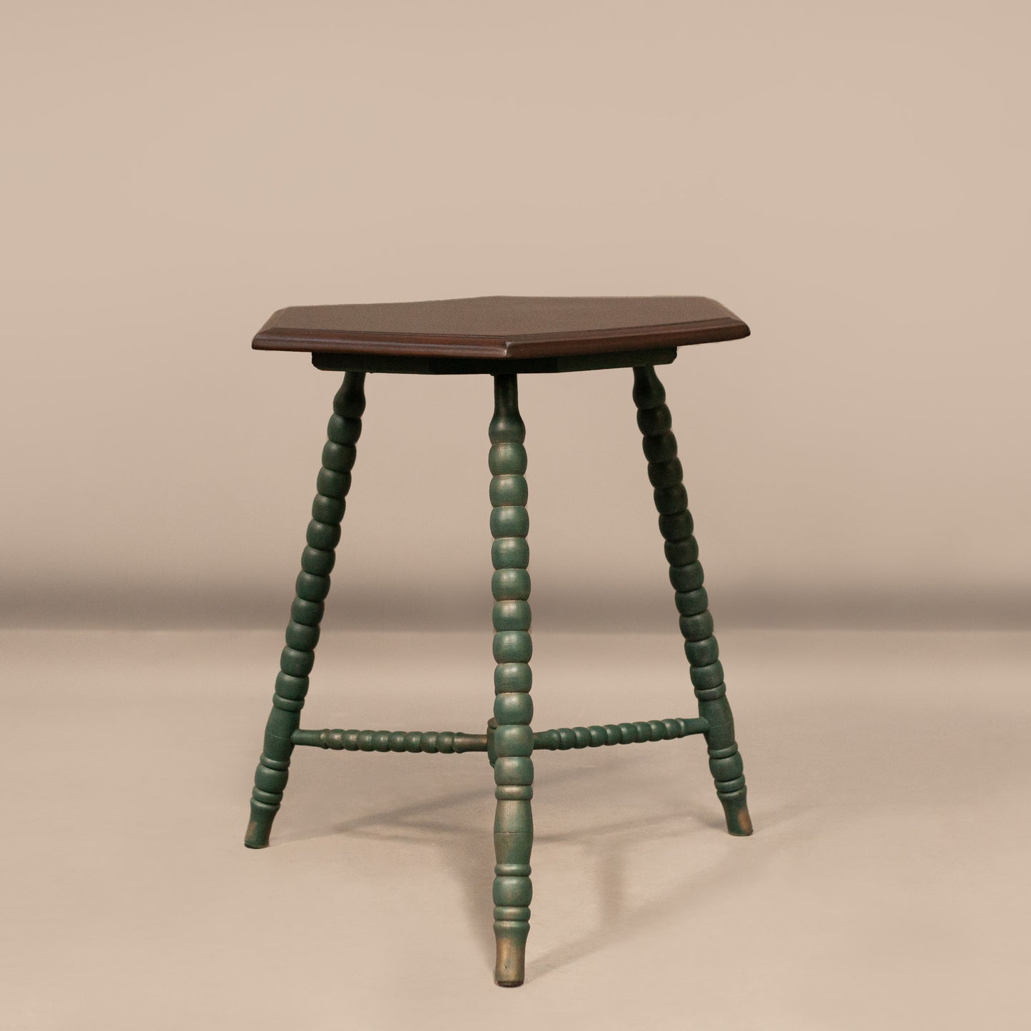 Старинна масичка с резбовани крака тип „макари“ (Antique Oak Bobbin Leg Table) – Нидерландски антиквариат – Full Frontal Shot