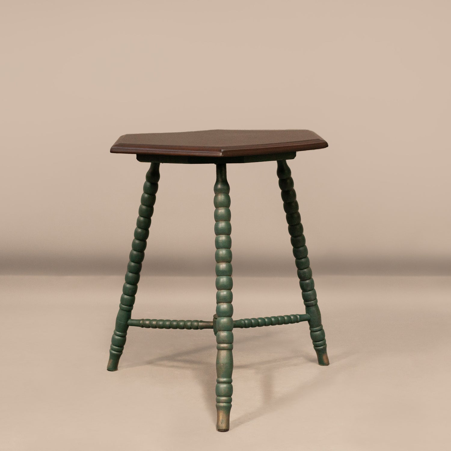 Старинна масичка с резбовани крака тип „макари“ (Antique Oak Bobbin Leg Table) – Нидерландски антиквариат – Full Frontal Shot