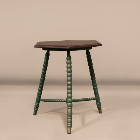 Старинна масичка с резбовани крака тип „макари“ (Antique Oak Bobbin Leg Table) – Нидерландски антиквариат – Full Frontal Shot