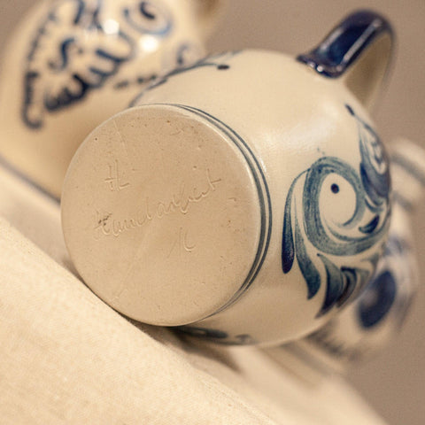 Автентичен подпис на майстор върху немска керамика (Artist Signature on Bottom of German Studio Pottery) – Гаранция за произход – Proof of Authenticity