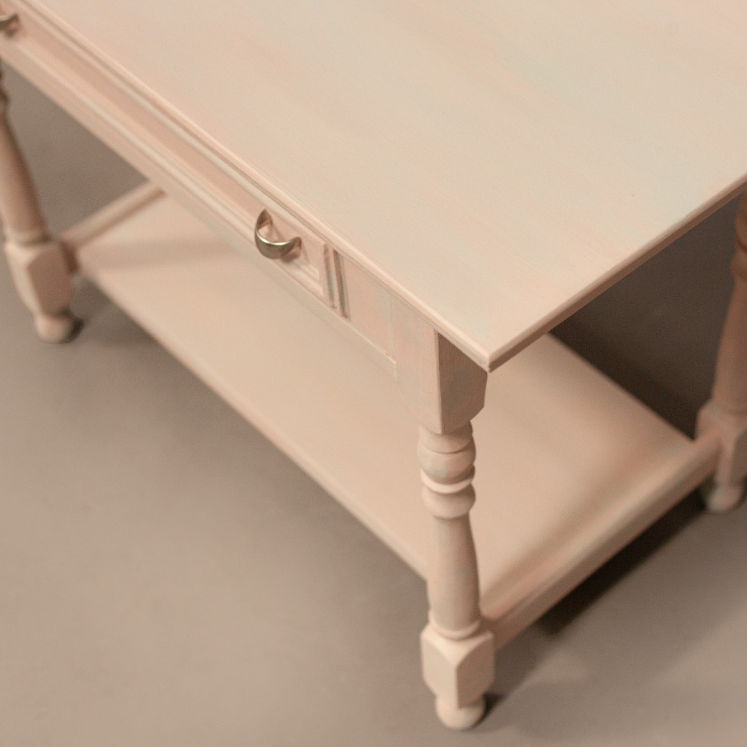 Детайл на резбовани крака във винтидж стил (Carved Vintage Leg Details) – Цвят мента и розово – Technical Shot