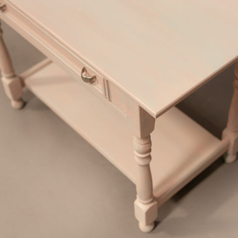 Детайл на резбовани крака във винтидж стил (Carved Vintage Leg Details) – Цвят мента и розово – Technical Shot