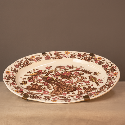 Керамично плато с метална поставка за вертикално излагане (Ceramic Platter with Black Metal Display Stand) – Декоративен акцент – Angle Shot