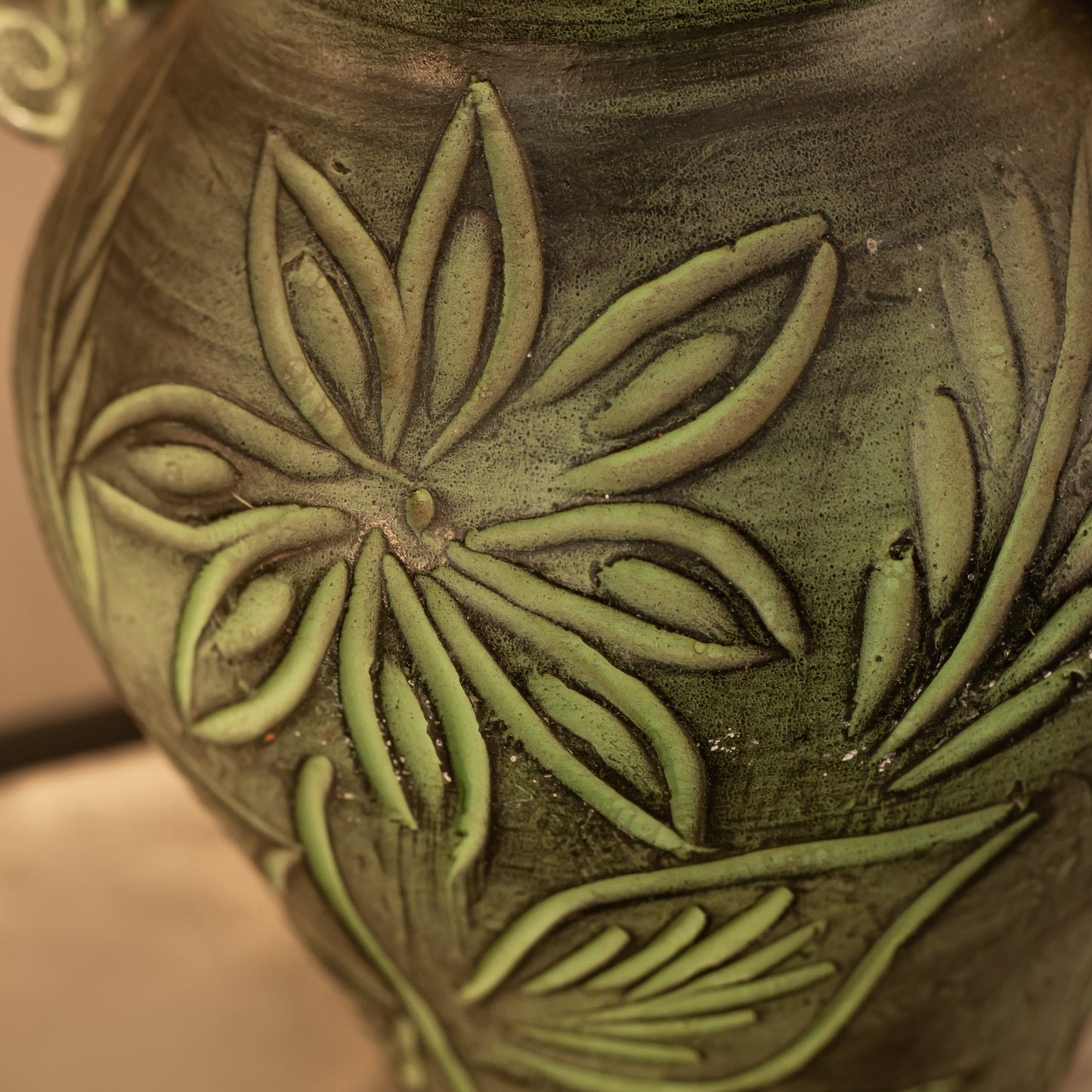 Близък план на флорални орнаменти върху керамика (Close-up of Embossed Floral Details on Pottery) – Ръчна изработка – Macro View