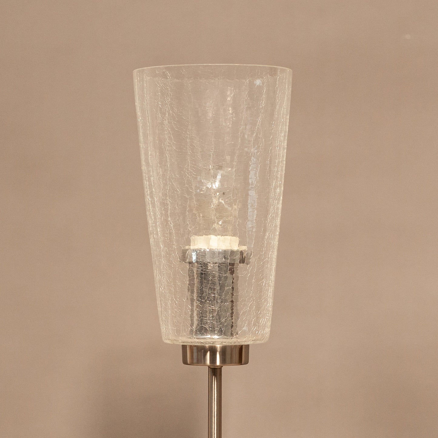 Детайл на ръчно издухано напукано стъкло (Close-up of Hand-blown Crackle Glass Texture) – Уникален светлинен ефект – Macro Detail