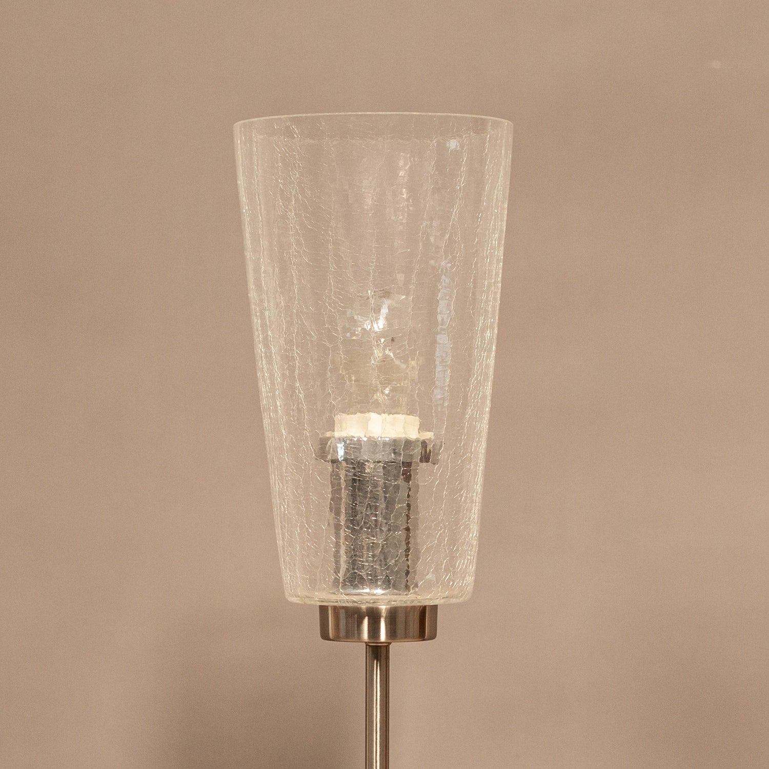 Детайл на ръчно издухано напукано стъкло (Close-up of Hand-blown Crackle Glass Texture) – Уникален светлинен ефект – Macro Detail