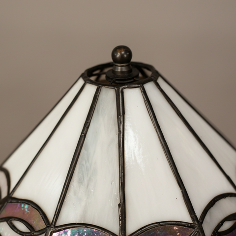 Близък план на инкрустирано млечно стъкло (Close-up of Inlaid Milky Glass Detail) – Многоцветни геометрични фигури – Macro View