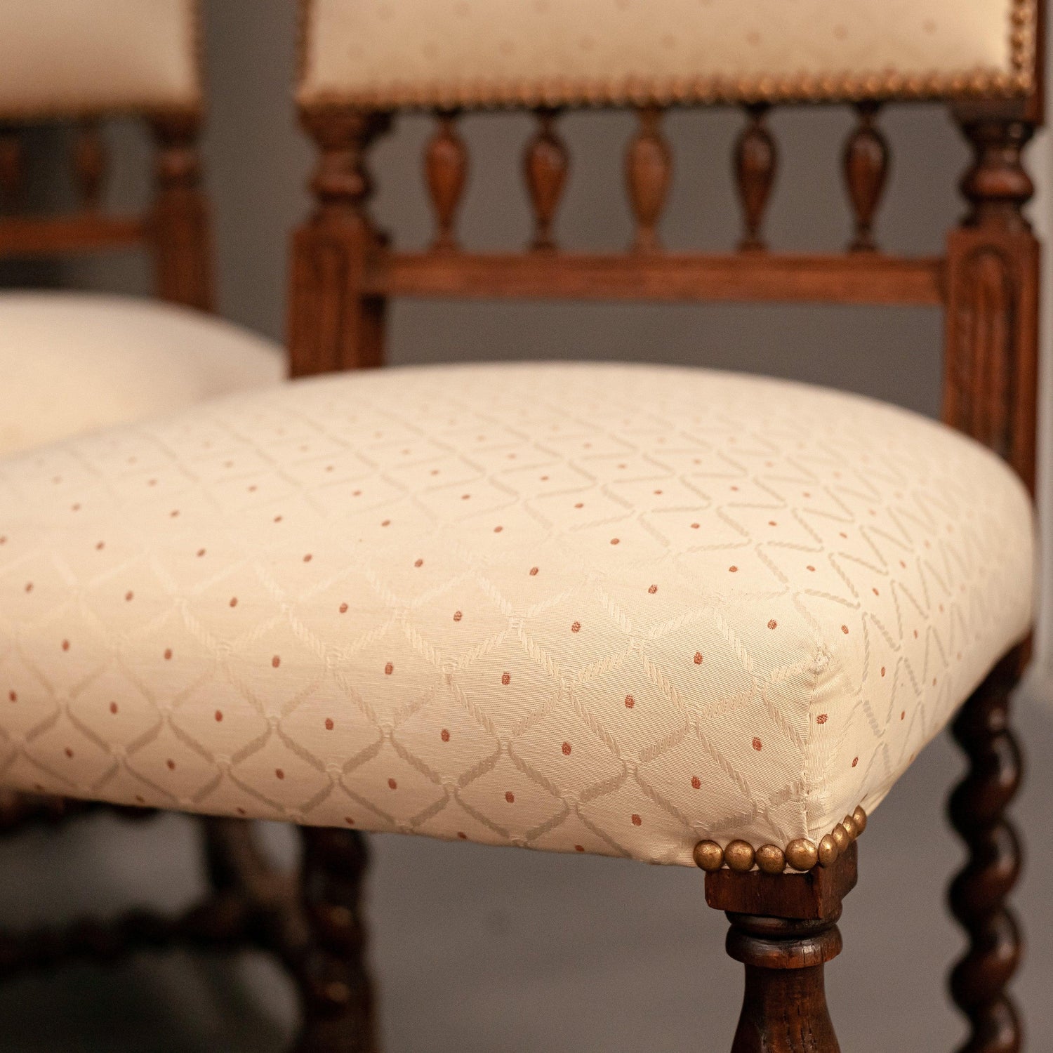 Детайл на нова луксозна дамаска в кремав цвят (Close-up of New Cream Damask Fabric) – Висококачествена тапицерия – Detail View